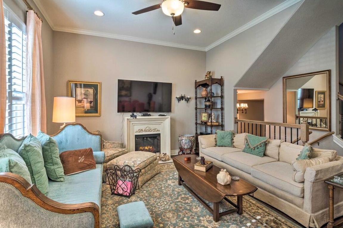 Pet-Friendly Townhome about 2 Mi to Town Square! photo