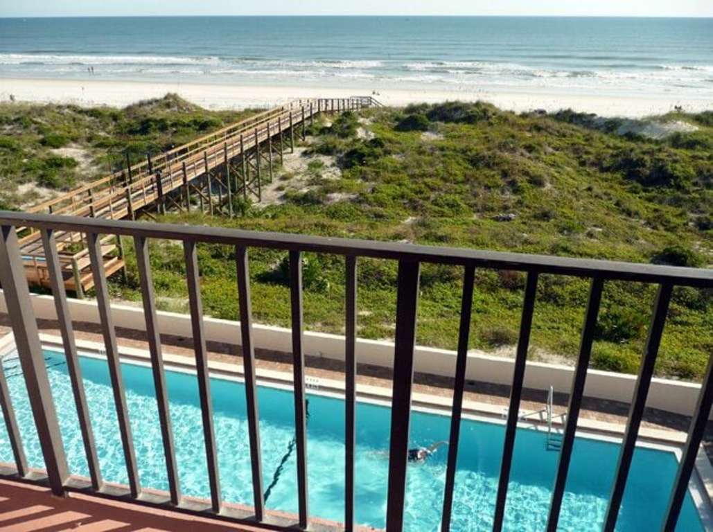 Beachers' Lodge #402 top-floor 1 bedroom condo with stunning oceanfront view photo