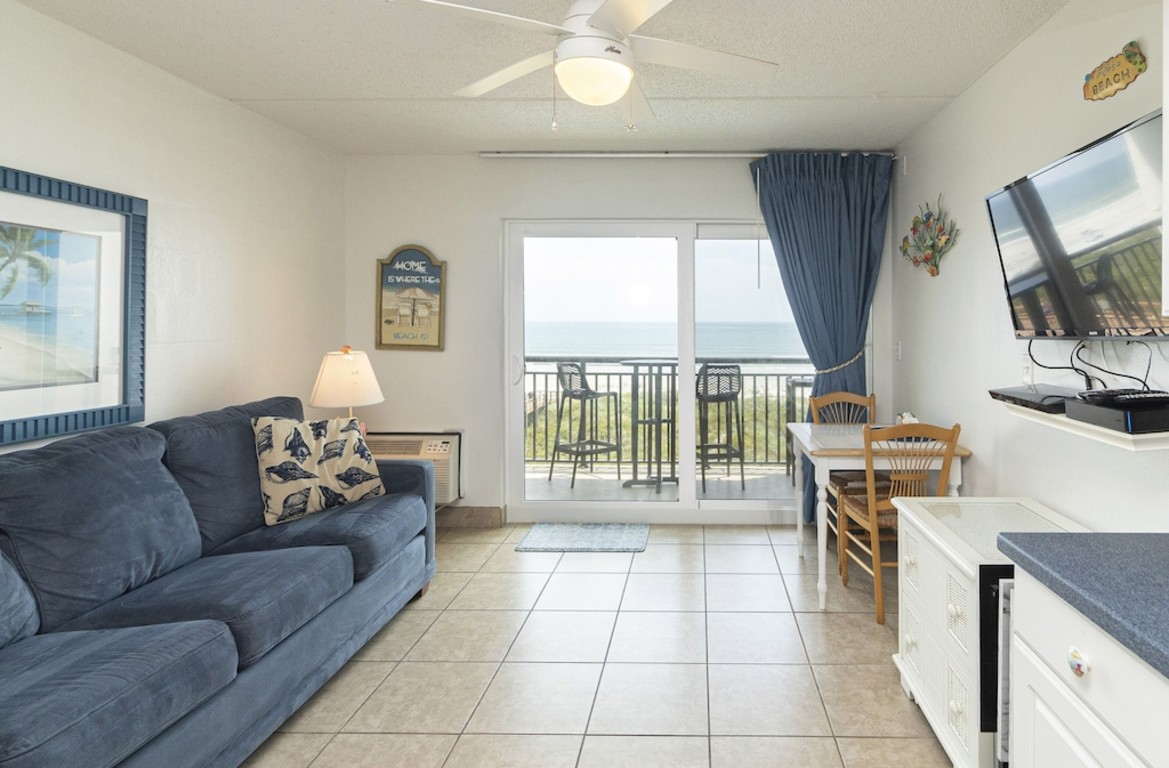Beachers' Lodge #402 top-floor 1 bedroom condo with stunning oceanfront view photo