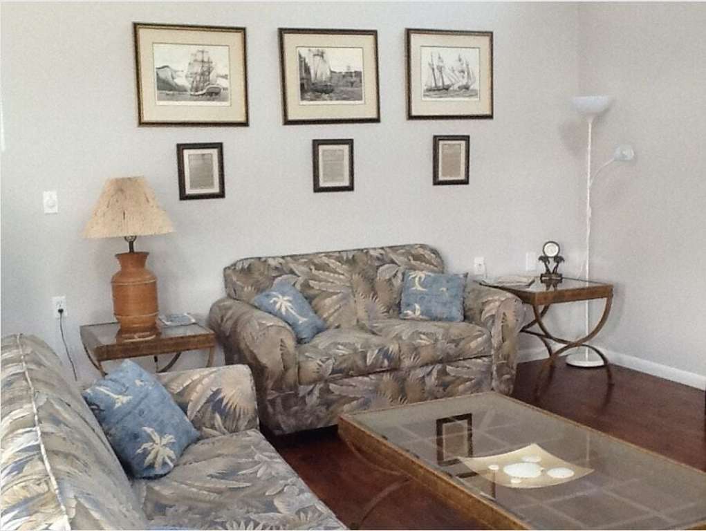 Pet friendly, minutes from beach, downtown! photo