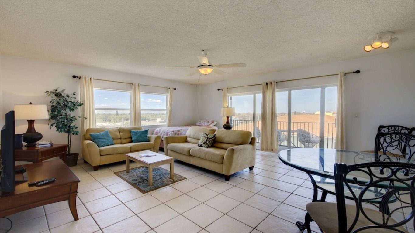 Oceanfront building phenominal summer price- $700 for 7 days- pool by beach photo
