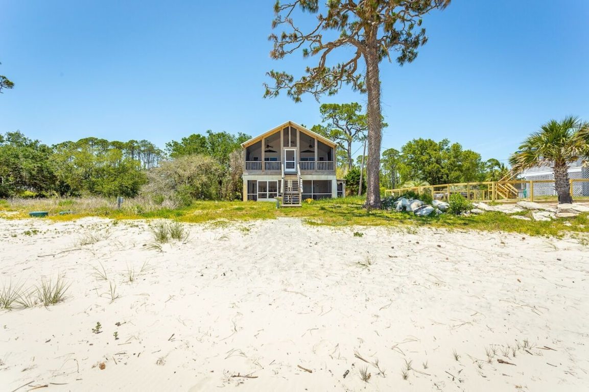 Tranquil Winds Beachfront House photo