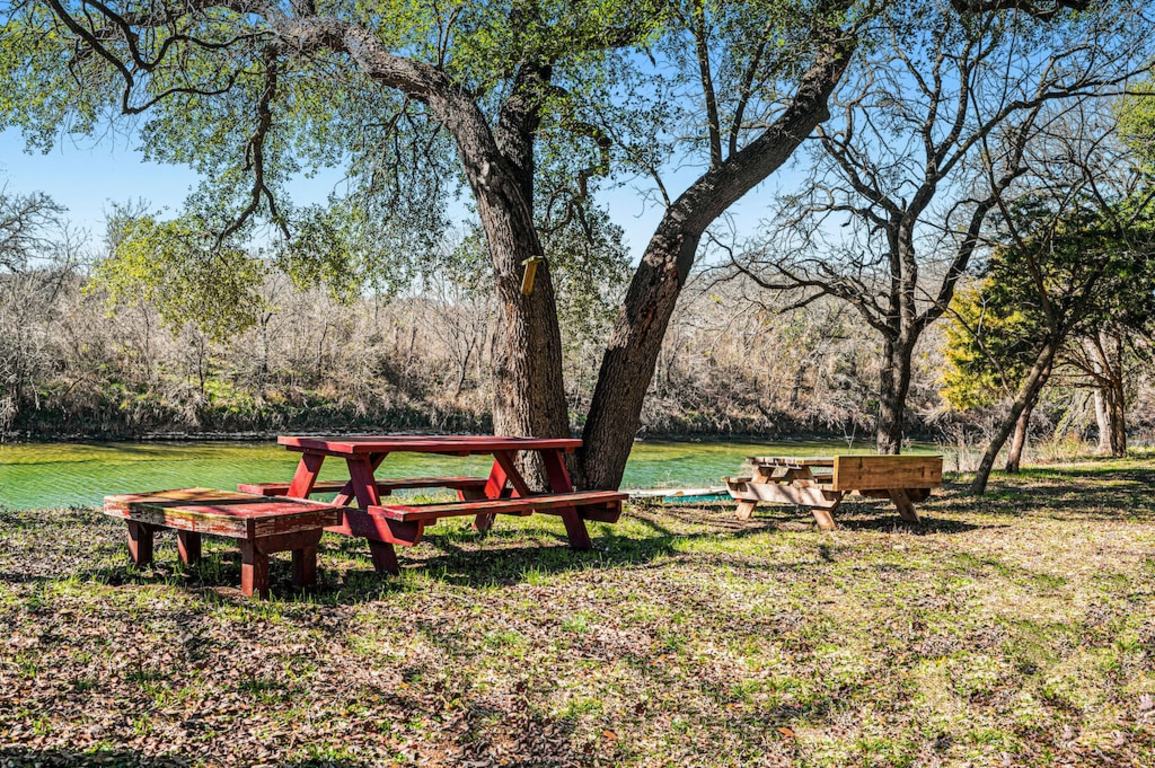 Lazy River Cottage on the Middle Bosque River - kayaks and boats available. photo