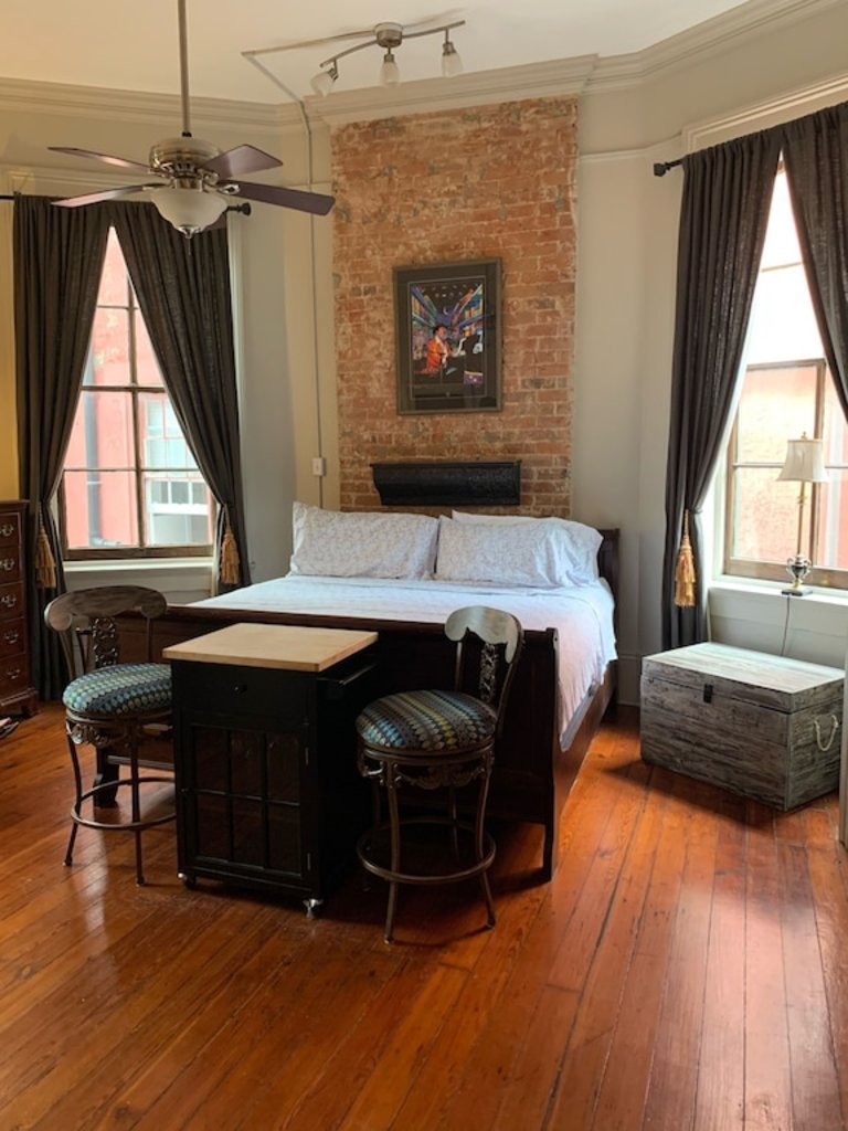 FRENCH QUARTER FAVORITE/WITH FREE PARKING /KING SIZE BED photo