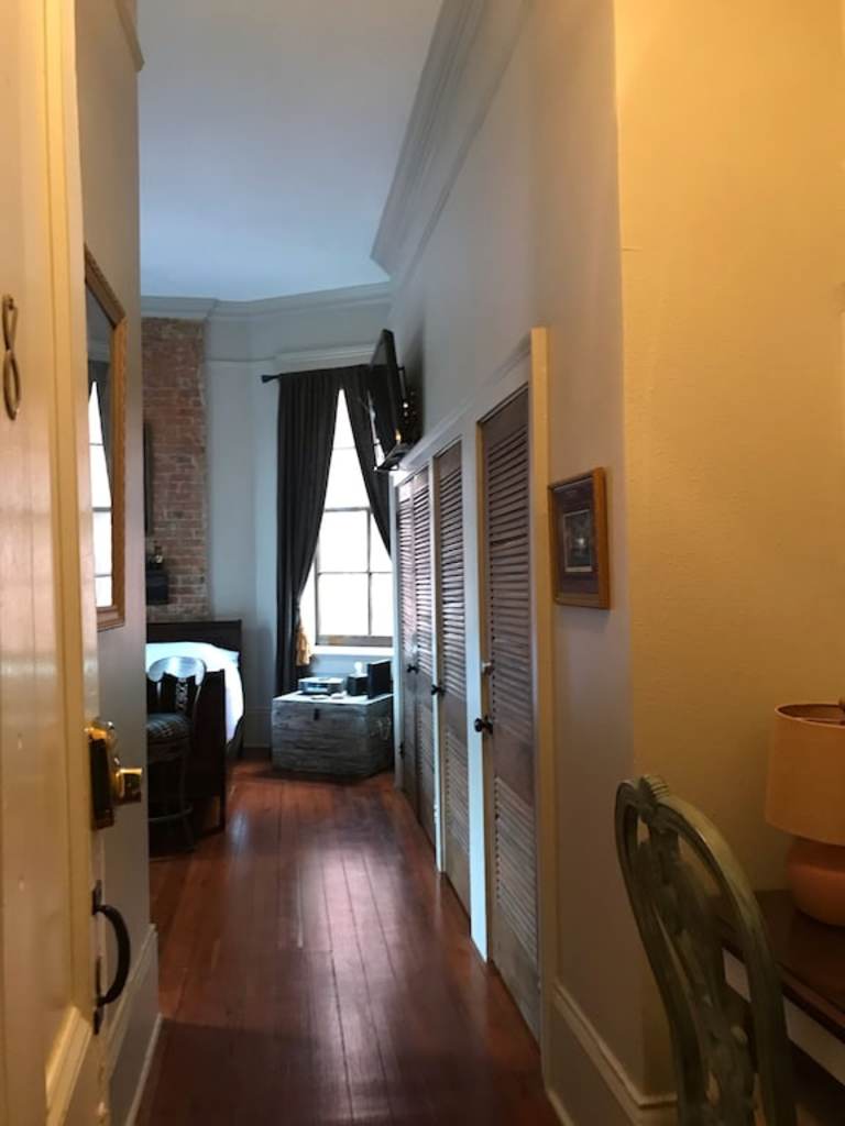 FRENCH QUARTER FAVORITE/WITH FREE PARKING /KING SIZE BED photo