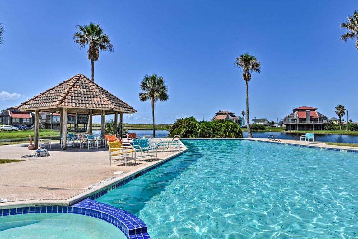Matagorda Townhome with Deck, Views, Pool Access photo