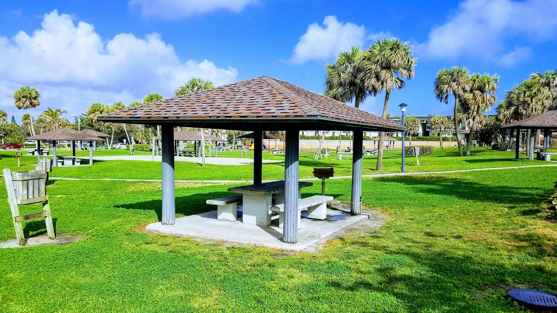 Covered picnic table in Jaycee Park Beach
