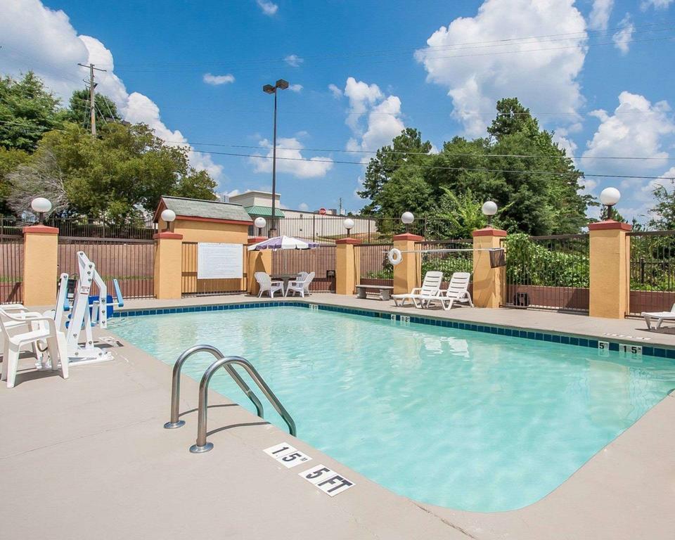 Econo Lodge Inn & Suites Northport photo