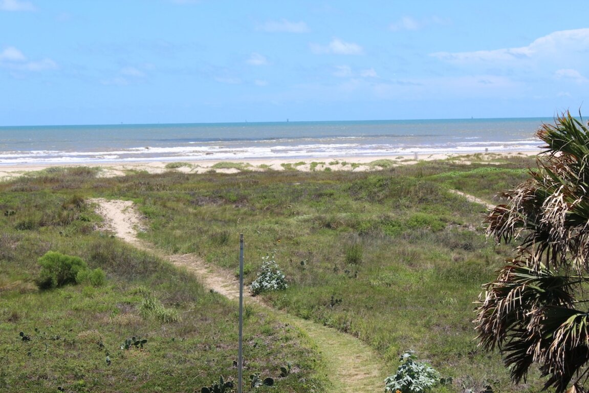 Lazy Daze - Amazing Front Row Beach House - Free Wi-Fi photo