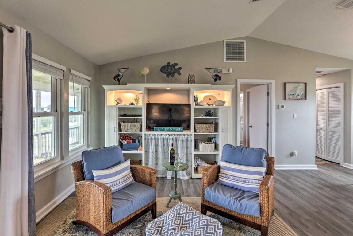 Pet-Friendly Island Getaway - Prime Location! photo
