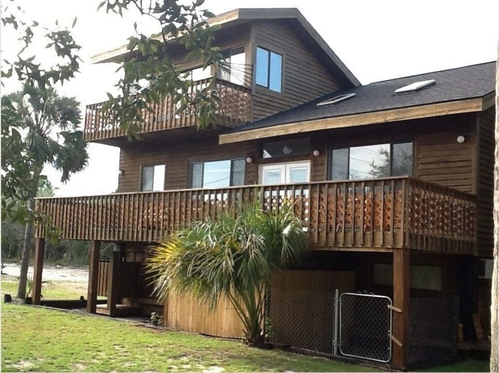 Pet friendly, minutes from beach, downtown! photo