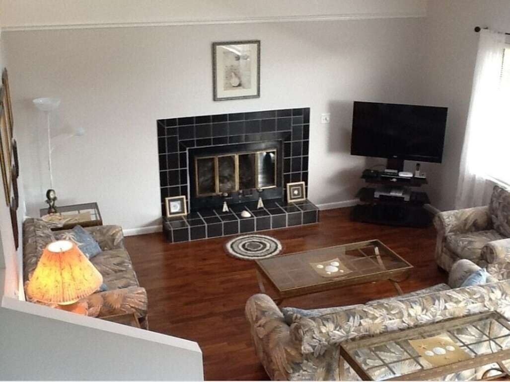 Pet friendly, minutes from beach, downtown! photo