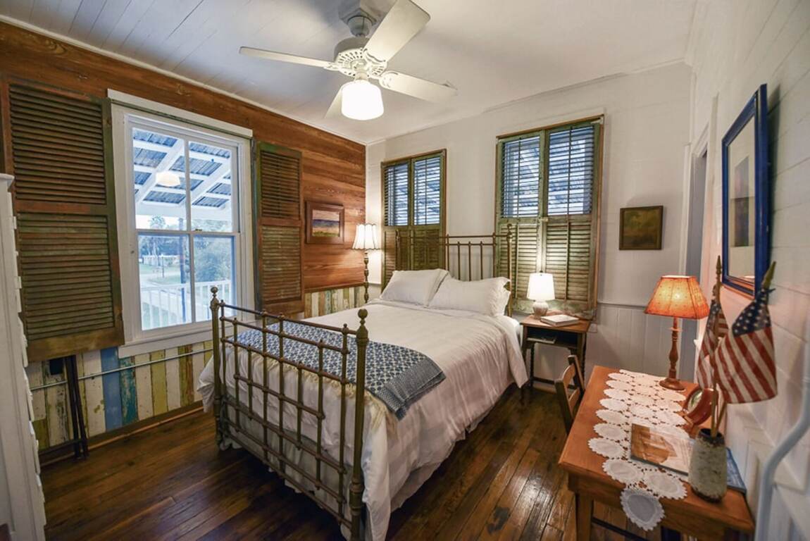 Relax on our deck! Wifi/Self Check in-out, Close walk to bars & restaurants photo