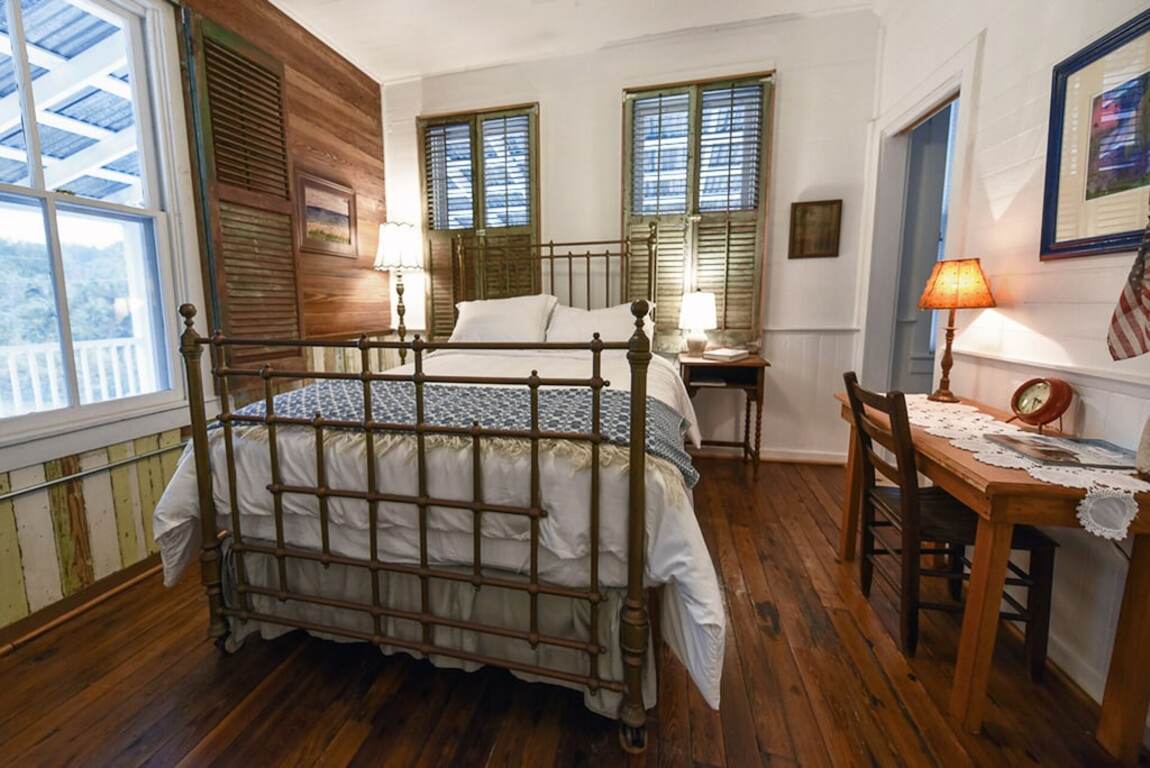 Relax on our deck! Wifi/Self Check in-out, Close walk to bars & restaurants photo