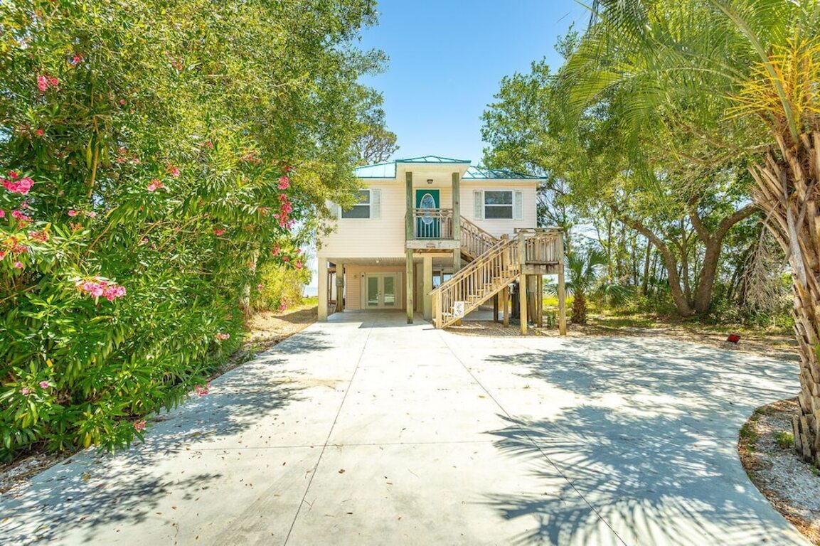 Tranquil Winds Beachfront House photo