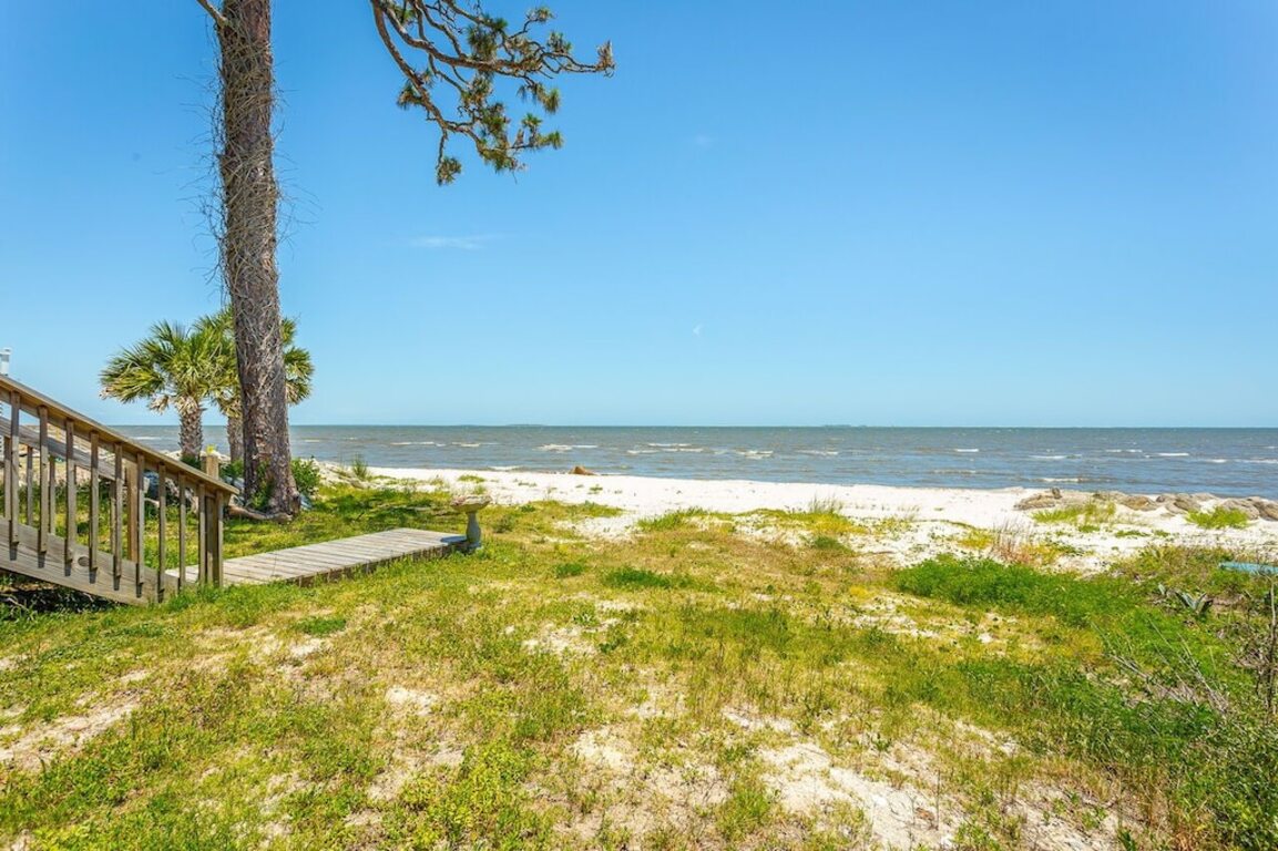 Tranquil Winds Beachfront House photo