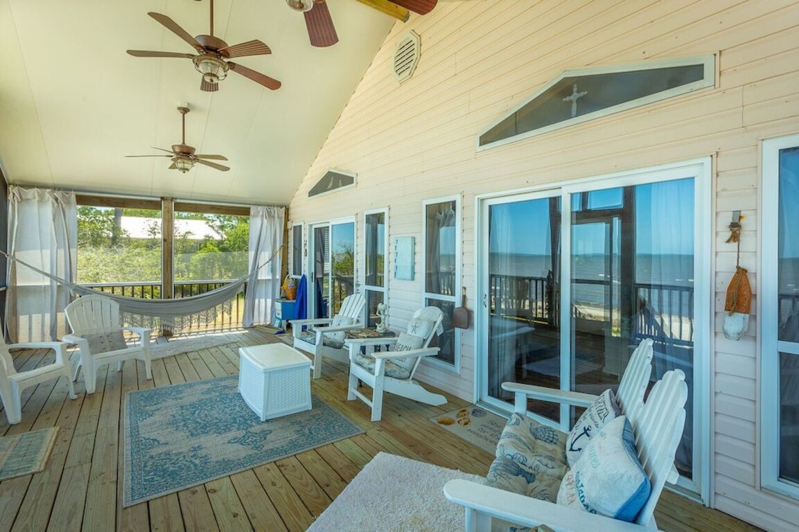 Tranquil Winds Beachfront House photo