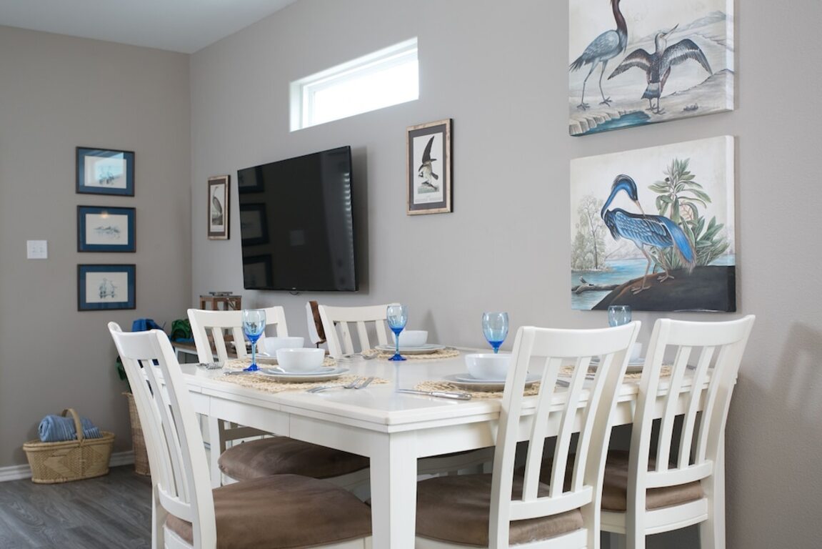 Stunning decor, bright TH with fantastic H/pool. Steps from restaurants and sh photo