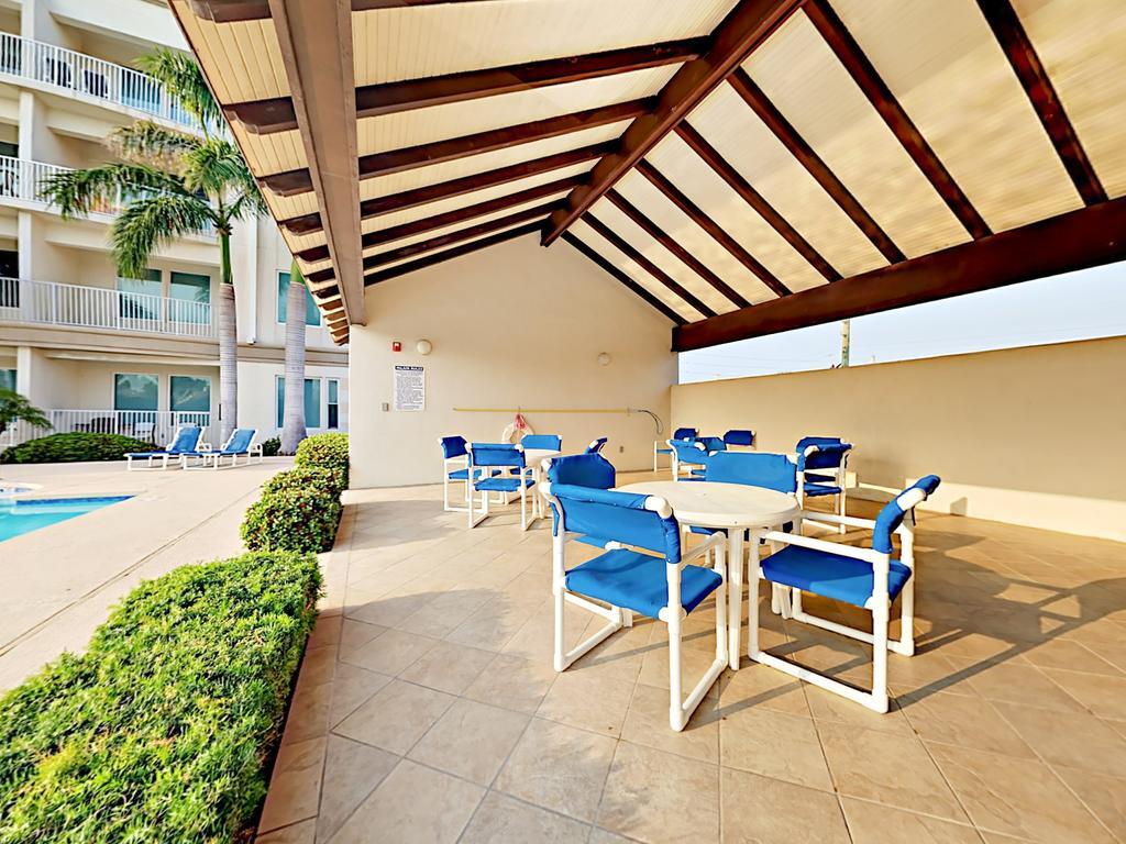 New Listing! Modern Beach Condo With Infinity Pool Condo photo