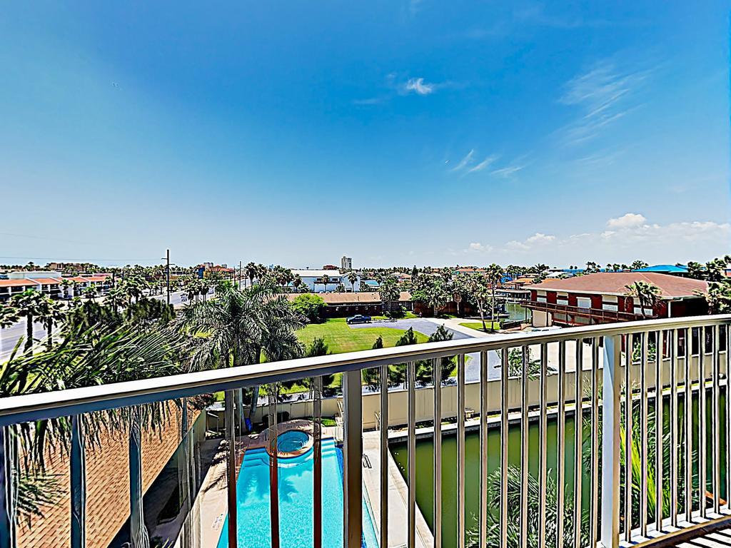 New Listing! Modern Beach Condo With Infinity Pool Condo photo