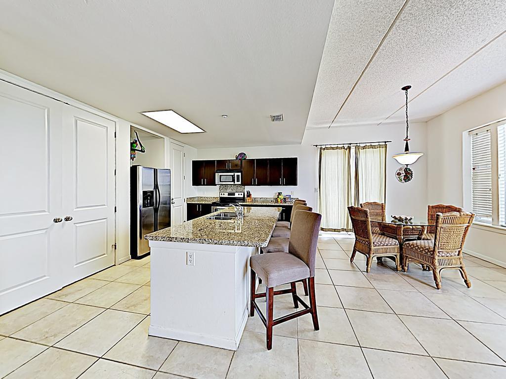 New Listing! Modern Beach Condo With Infinity Pool Condo photo