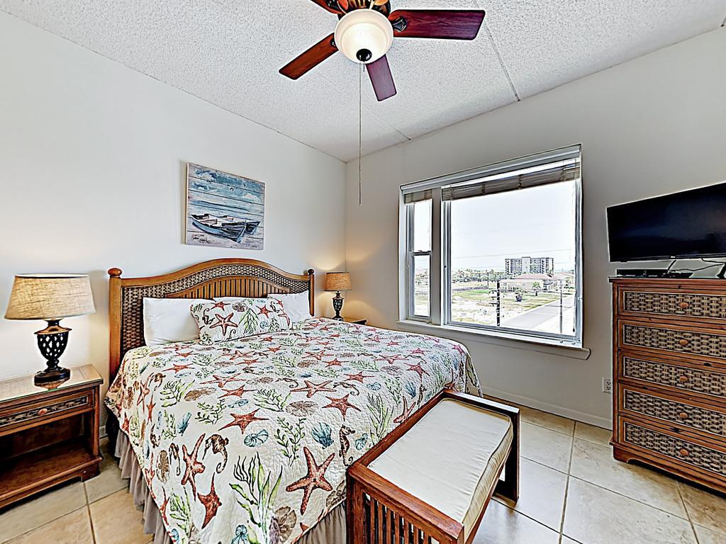 New Listing! Modern Beach Condo With Infinity Pool Condo photo