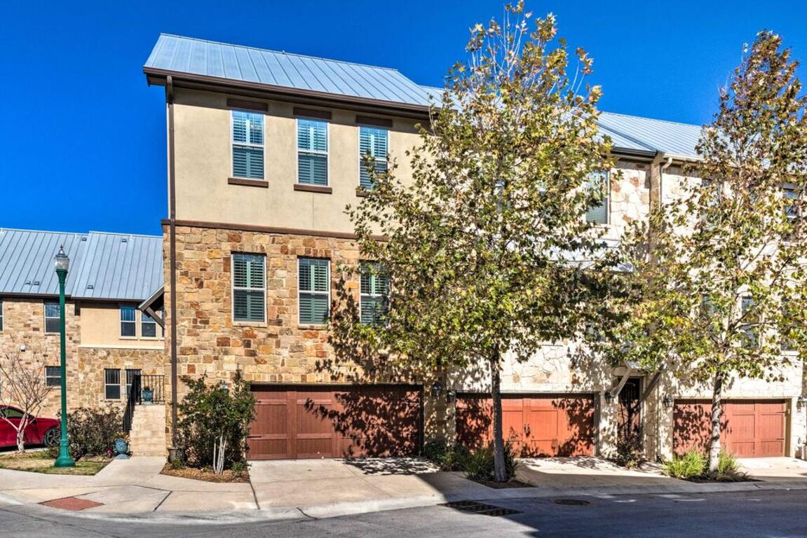 Pet-Friendly Townhome about 2 Mi to Town Square! photo