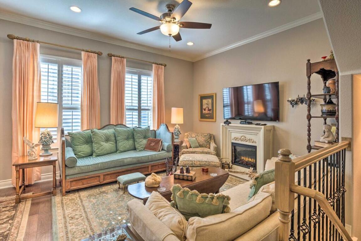 Pet-Friendly Townhome about 2 Mi to Town Square! photo