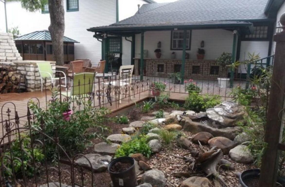 Granbury Gardens Bed and Breakfast photo