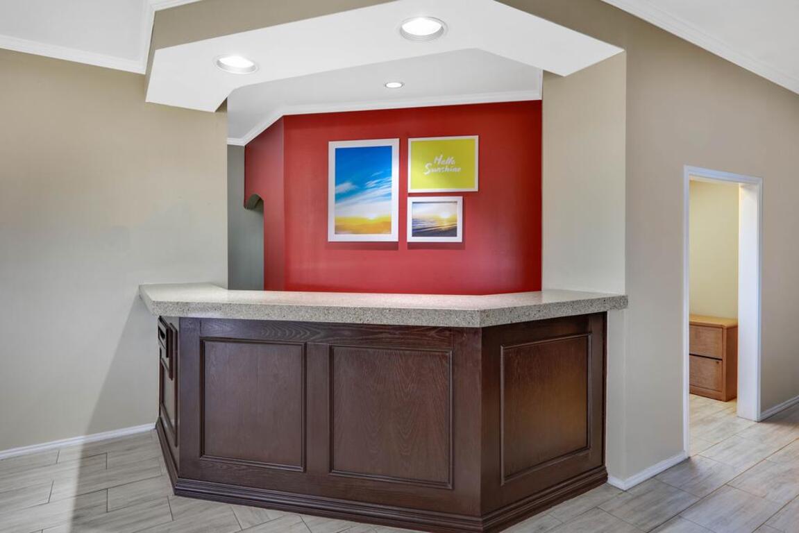 Days Inn & Suites by Wyndham Huntsville photo
