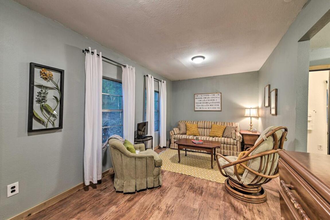 Romantic Waco Cabin Less Than 15 Mi to Magnolia Market photo