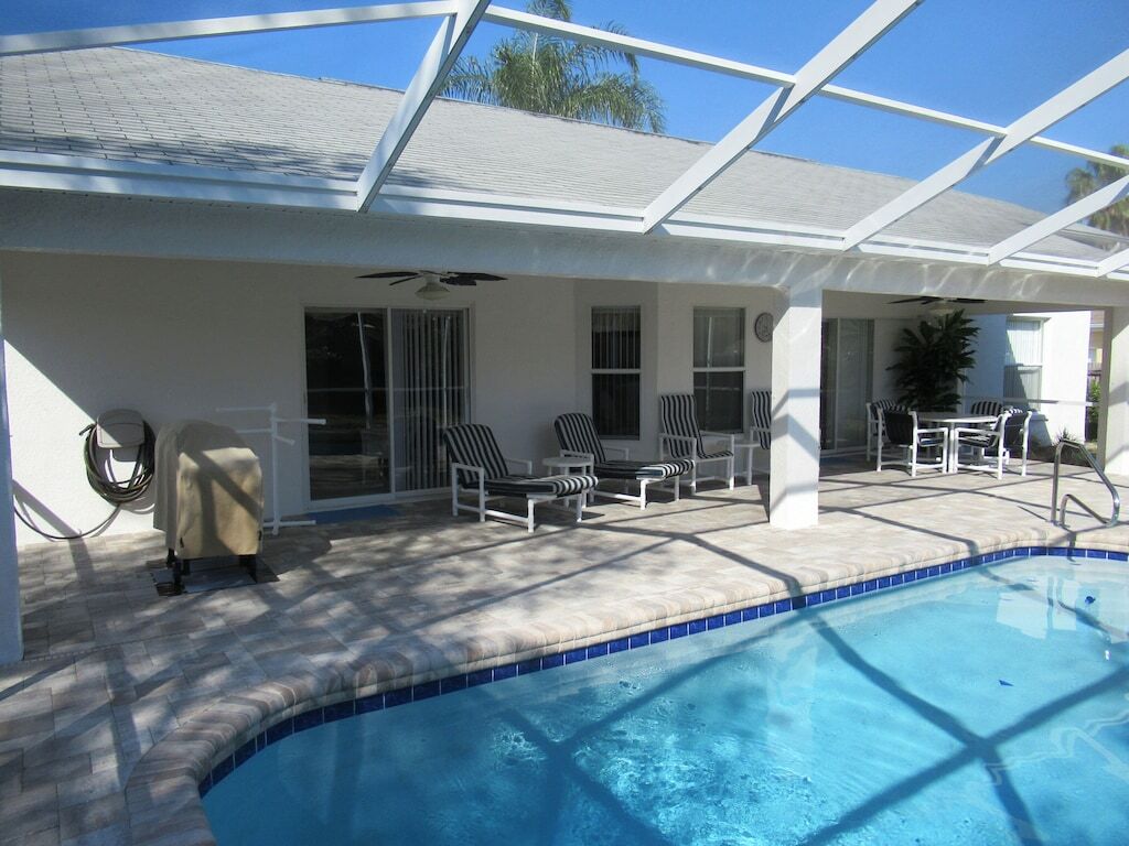 *Stunning* Peaceful Villa Heated Pool Large Sun Deck & Free Wi-Fi photo