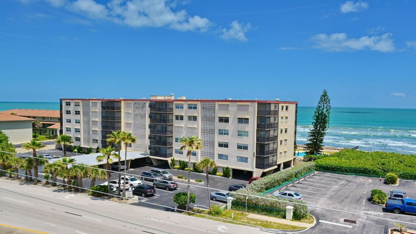 Oceanfront building phenominal summer price- $700 for 7 days- pool by beach photo