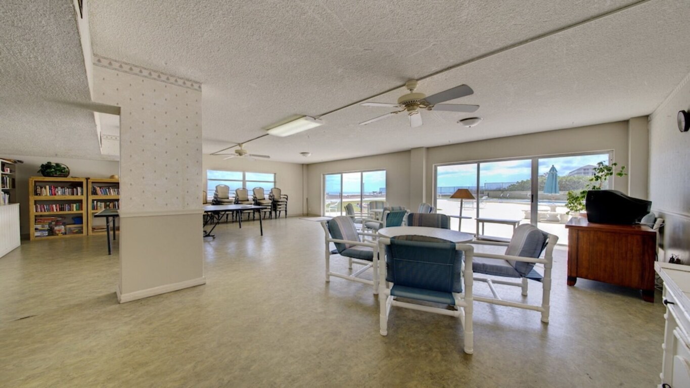 Oceanfront building phenominal summer price- $700 for 7 days- pool by beach photo