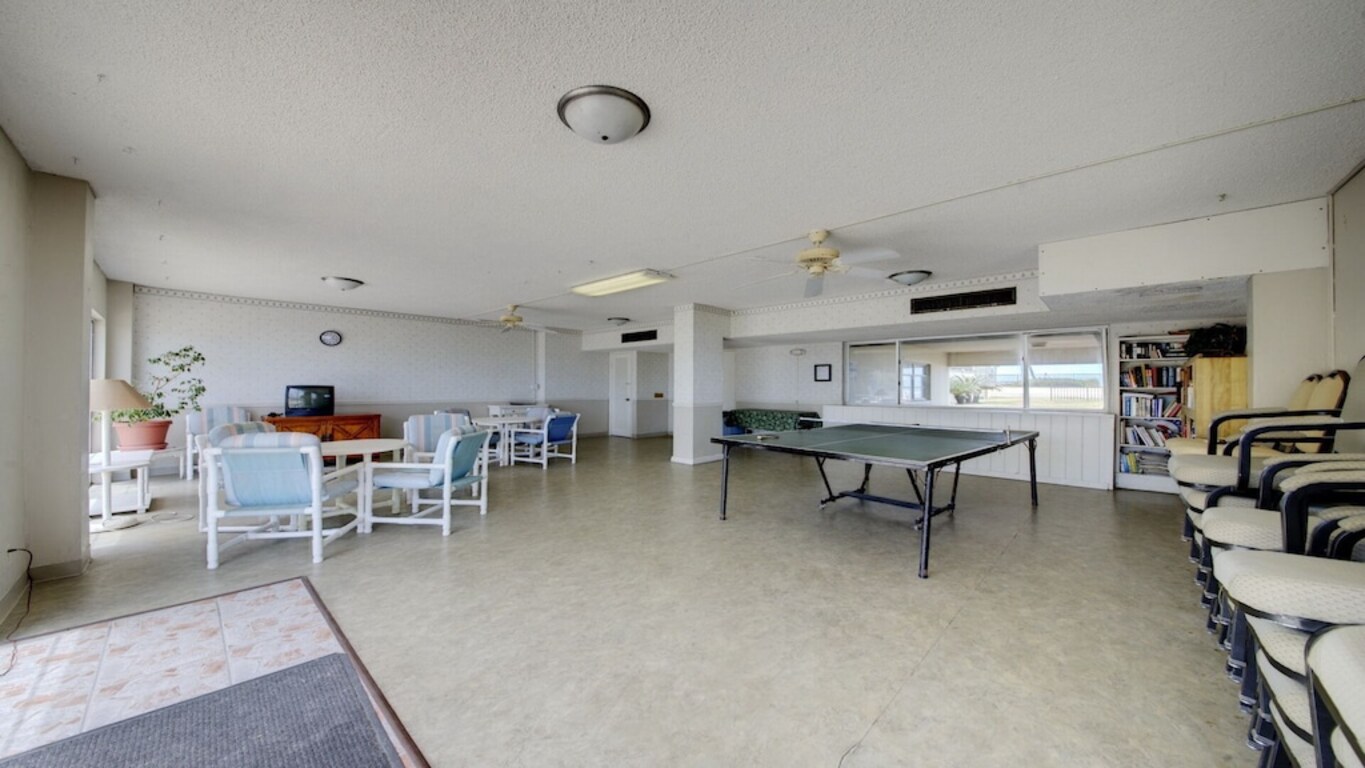Oceanfront building phenominal summer price- $700 for 7 days- pool by beach photo