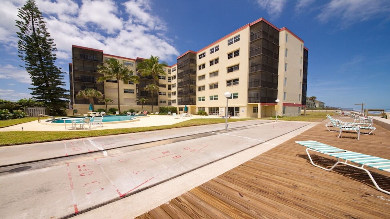 Oceanfront building phenominal summer price- $700 for 7 days- pool by beach photo