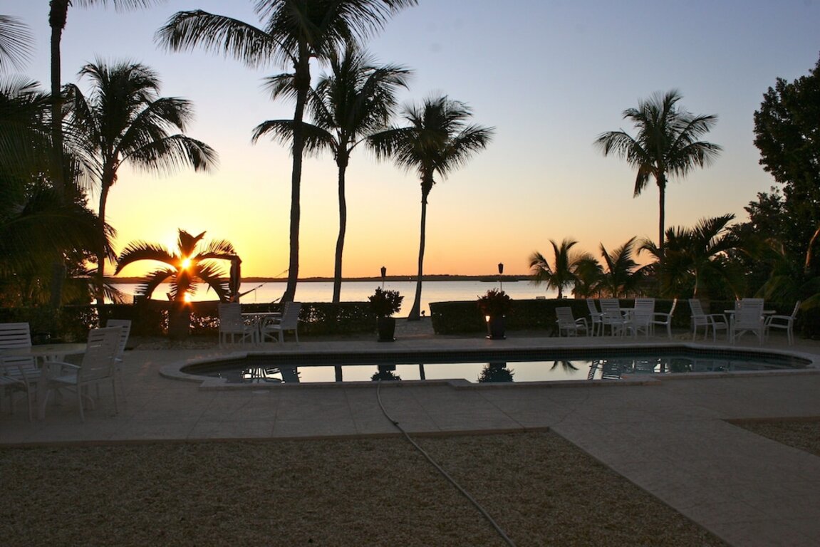 Escape to Paradise! Oceanfront, Private Sandy Beach, Pool photo