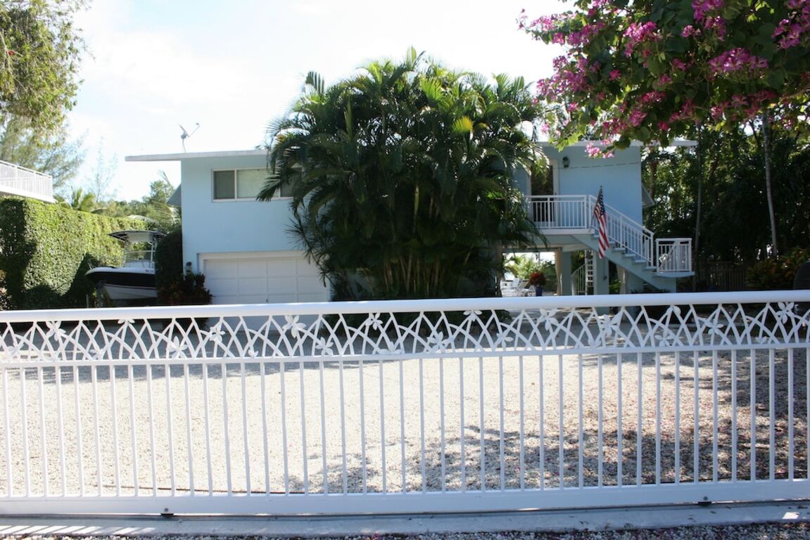 Escape to Paradise! Oceanfront, Private Sandy Beach, Pool photo