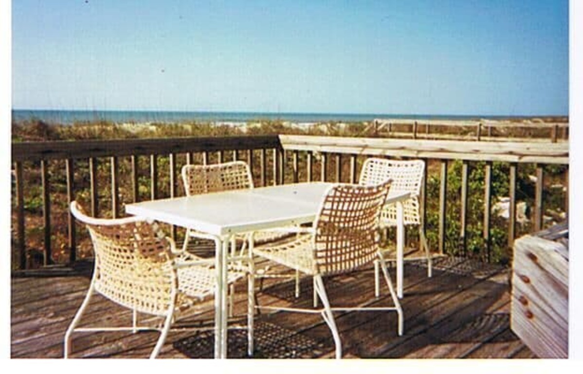 OCEANFRONT 4BR Charming Beachhouse Sleeps 8, Cable, WIFi, 6 block walk to Pier photo