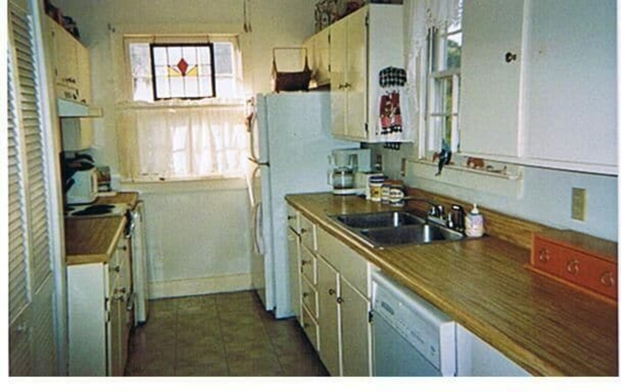 OCEANFRONT 4BR Charming Beachhouse Sleeps 8, Cable, WIFi, 6 block walk to Pier photo