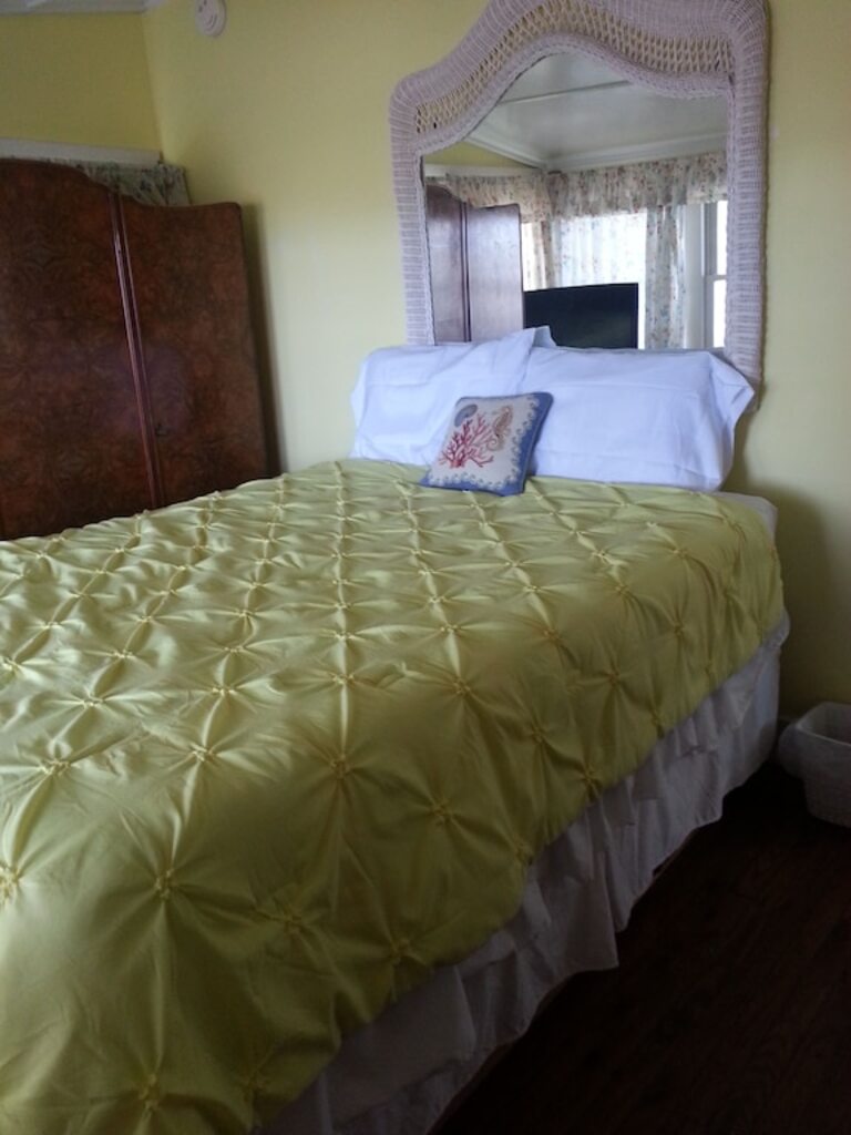 OCEANFRONT 4BR Charming Beachhouse Sleeps 8, Cable, WIFi, 6 block walk to Pier photo